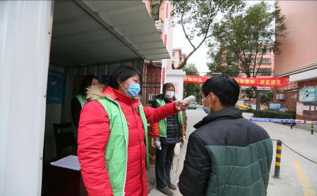新浜镇组织志愿者深入社区开展疫情防控工作